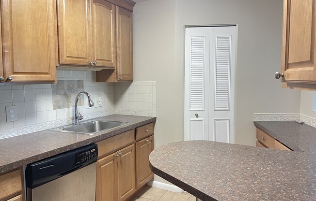 2 beds, 1 bath, 854 sqft, $2,250, Unit 32