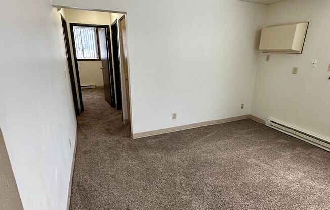 2 beds, 1 bath, $645, Unit 07