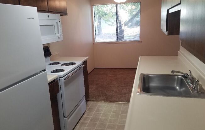 2 beds, 1 bath, 950 sqft, $1,075, Unit 80