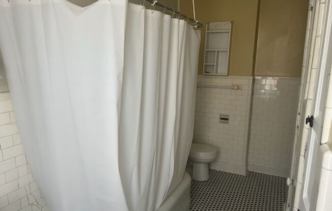 1 bed, 1 bath, 800 sqft, $950, Unit 1411 S. 3rd St. Unit 3