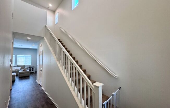 Beautiful 3 bedroom Town house available for lease!
