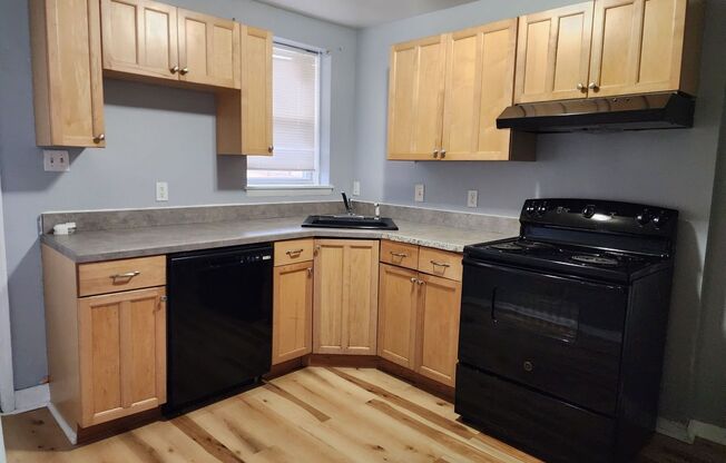 1 bd/den/1ba Rowhome