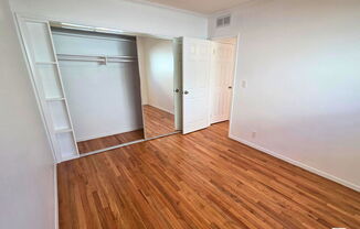 1438 S BARRINGTON AVE