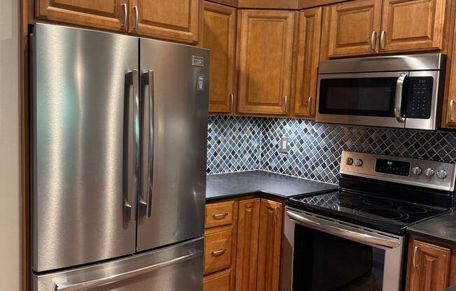 Gorgeous Townhome with W/S/G AND Gas!