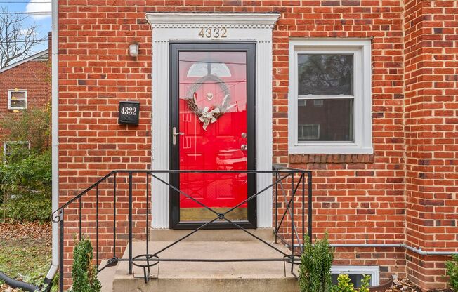Bright 2BR/2BA Home with Private Backyard in Alexandria