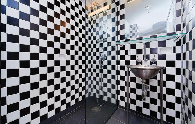 2 beds, 1 bath, $6,400, Unit 1803