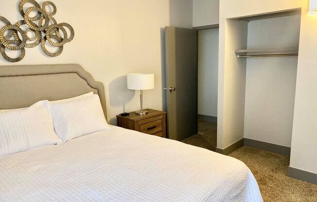 2 beds, 1 bath, 800 sqft, $1,049