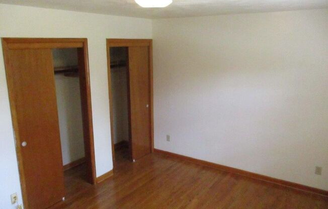 2 beds, 1 bath, 903 sqft, $1,210, Unit E-2