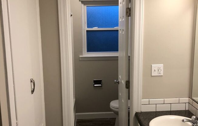 1 bed, 1 bath, 775 sqft, $1,300, Unit 1605E