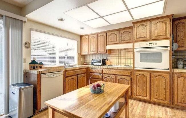 Union City 4 Bed | Master Suite | Perfect Backyard!