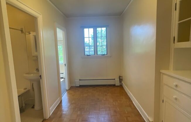 1 bed, 1 bath, 584 sqft, $1,250, Unit C-35