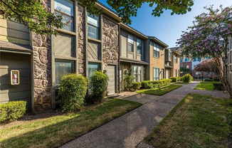 2 Bd / 2 Ba Townhome Minutes Away From Campus & Downtown!