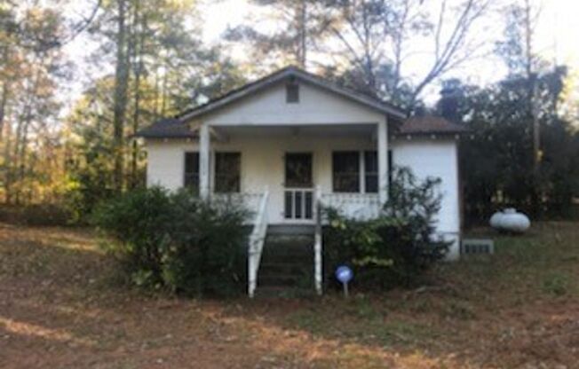 1032 HWY 54 W: Quaint & cozy 1BD, 1BA home that has lake view. Short distance to hospital, shopping, & restaurants. AVAILABLE NOW!