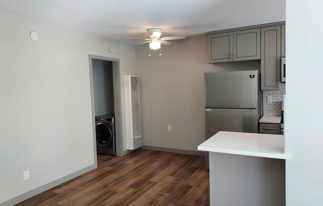 University Heights - Second Floor 1 Bedroom / 1 Bath Apartment w/ Laundry & Parking