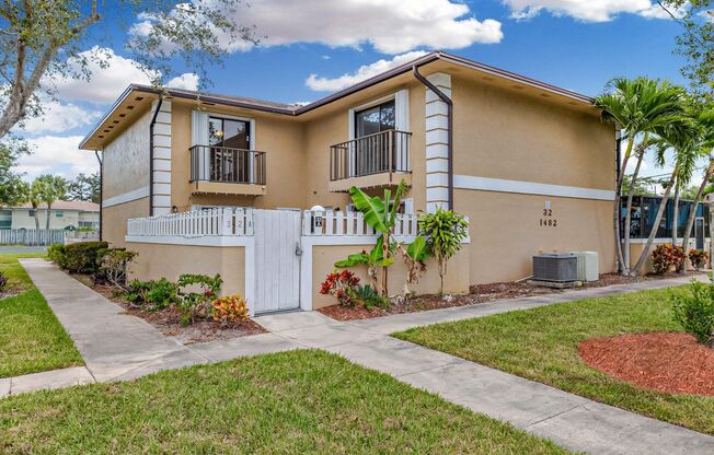 Move In Special! $500.00 off move in with approved application. Beautiful Townhome 3/2 in Ft. Pierce