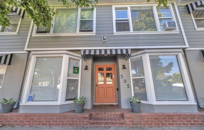 Spacious Studio in Bluff Heights (Pet Friendly)