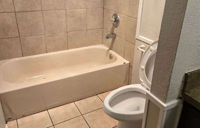 Charming 1-Bedroom Quad in Fort Worth – 800 Sq. Ft.