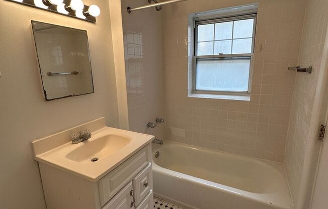 Studio, 1 bath, 332 sqft, $1,200