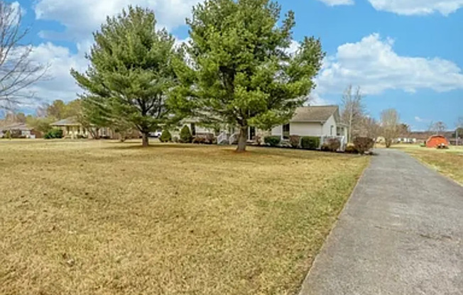 Charming 3-Bed, 2-Bath Ranch Home in Greenbriar, Just 30 Minutes from Downtown Nashville!