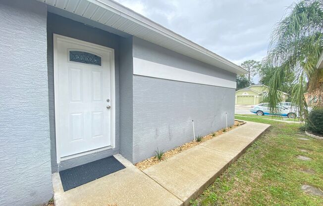 Beautiful 3 bdrm 2 bath with 2 car garage on a CUL-DE-SAC with FLORIDA ROOM!