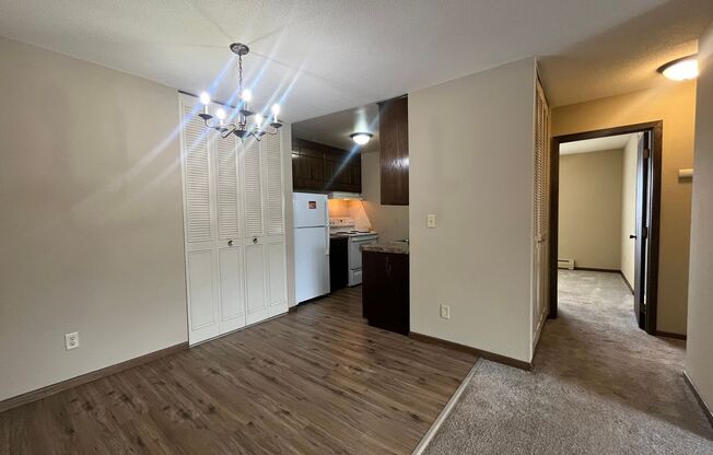 2 beds, 1 bath, 878 sqft, $915, Unit 301