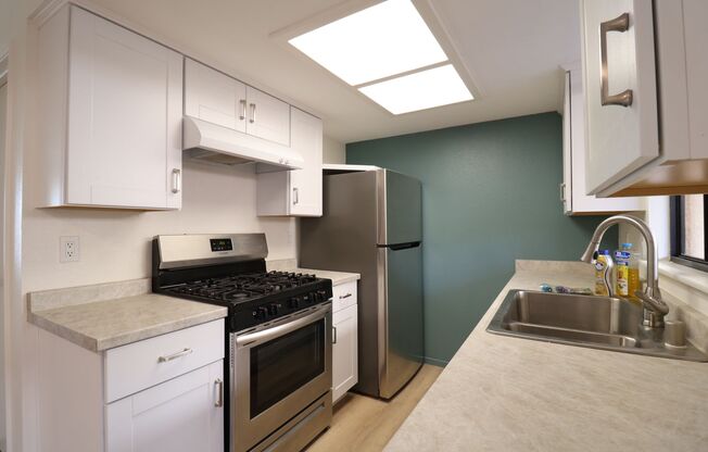 2 beds, 1.5 baths, 900 sqft, $1,350, Unit Apt B