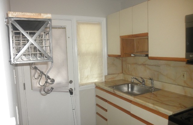 3 beds, 1 bath, $1,400