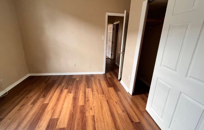 3 beds, 1 bath, 637 sqft, $1,000, Unit 925