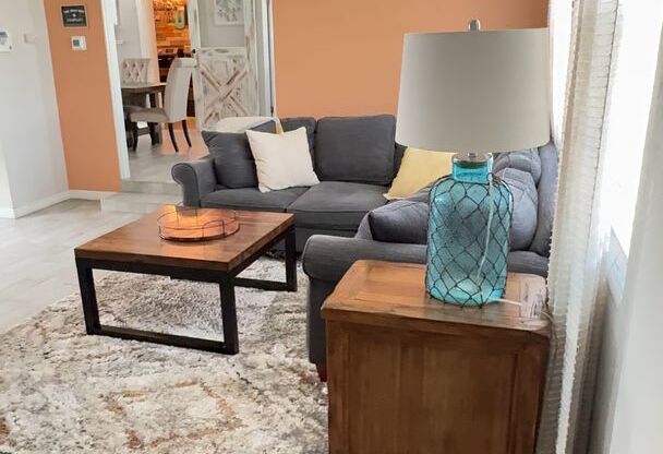 Fully Furnished 3 bedroom pool home in Largo