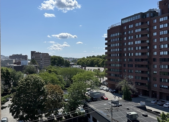 2 beds, 1 bath, 940 sqft, $2,400, Unit 8C