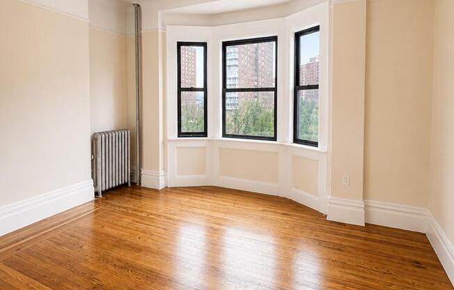 524 W 123 ST