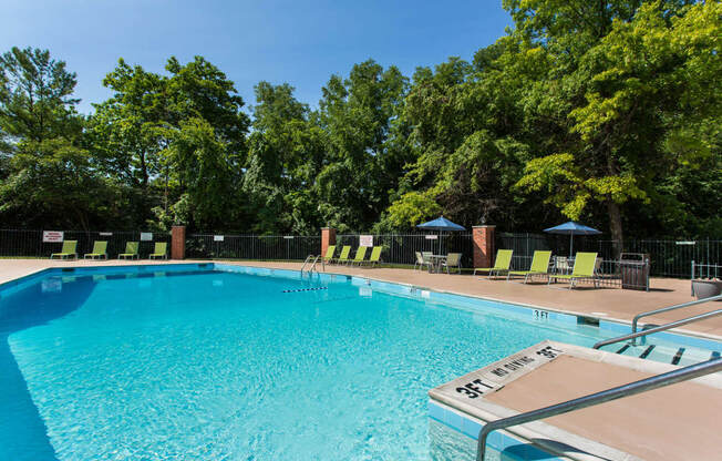 Swimming Pool And Relaxing Area at Polo Run Apartments, Indiana, 46142