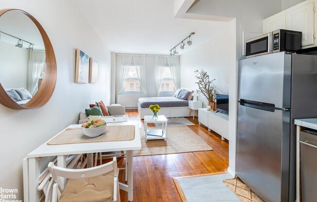186 W 80 ST