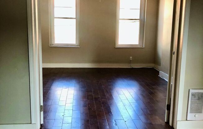 *** Southside Flats Apartment * Spacious * Renovated * Pet Friendly * Walk to E. Carson St. * Available Now ***