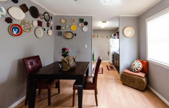 2 beds, 1 bath, 850 sqft, $1,100