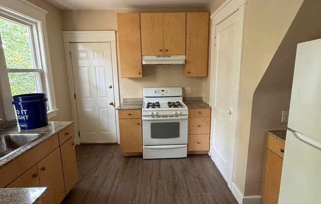 2 beds, 1 bath, 1,120 sqft, $950, Unit 2nd Floor 1158 W 22nd St