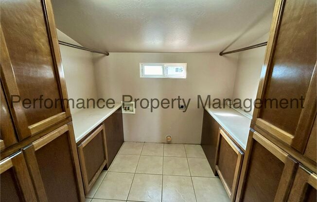 Charming 3 Bed/1 Bath in SW Bakersfield with Solar and Security Deposit Alternative Option