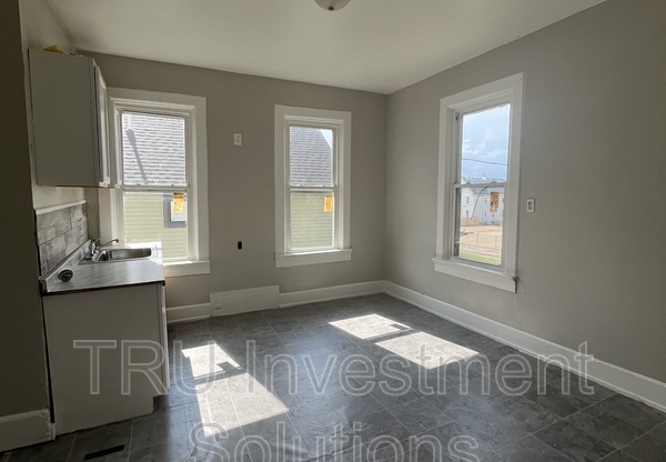 2441 N 6 ST