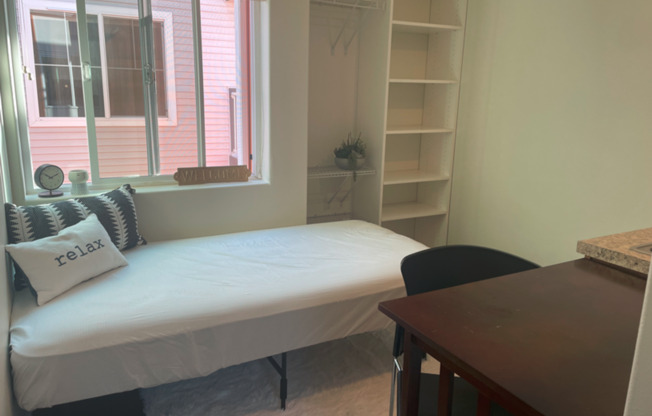 Studio, 1 bath, 300 sqft, $1,100, Unit C0