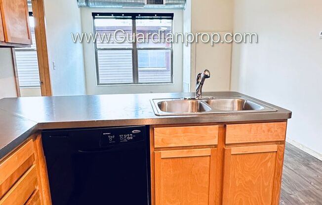 Marcy Holmes/Dinkytown 2nd Floor, 2 Primary Baths, Dishwasher, 1 Parking Space, 1 Month Free