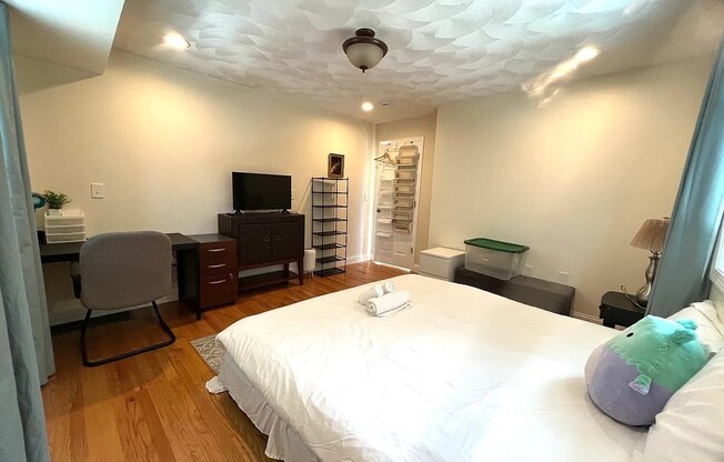 3 beds, 2 baths, 1,600 sqft, $6,300, Unit 201