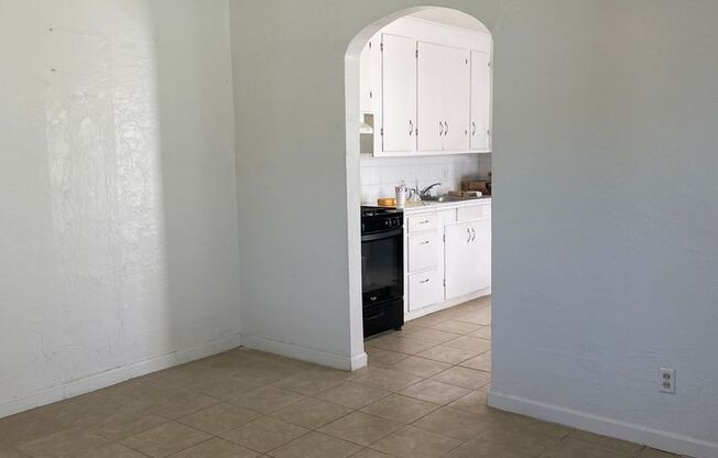 1 bedroom 1 bath Duplex Located in Merced!!