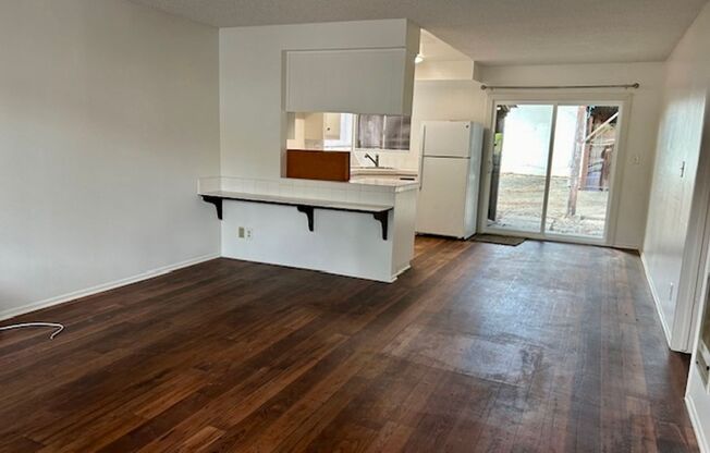 2 beds, 1 bath, $3,050, Unit Unit B