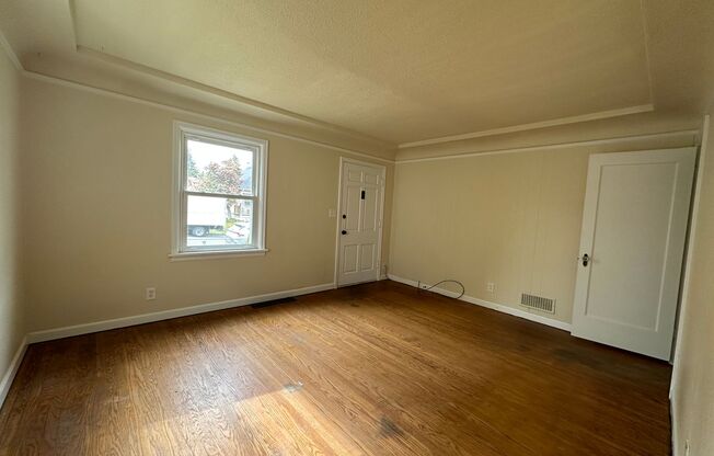 Charming 2 Bedroom Home with a Large Fenced-in Backyard!