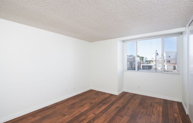 1 bed, 1 bath, 690 sqft, $1,850, Unit 025