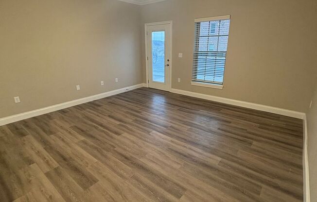 2 beds, 1 bath, 950 sqft, $1,100, Unit 215