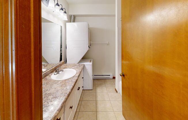 2 beds, 1 bath, 950 sqft, $1,700, Unit 7765RB