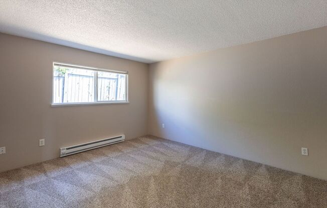 2 beds, 1 bath, 735 sqft, $1,645, Unit 05
