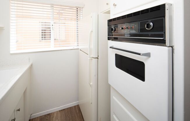 2 beds, 1 bath, 921 sqft, $2,595, Unit 203