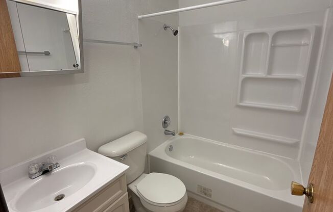 2 beds, 1 bath, $800, Unit 5